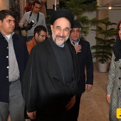 برگردیم به چند سال قبل| حضور سیدمحمد خاتمی، رئیس جمهور سابق در پشت‌صحنه تئاتری با بازی بهاره رهنما