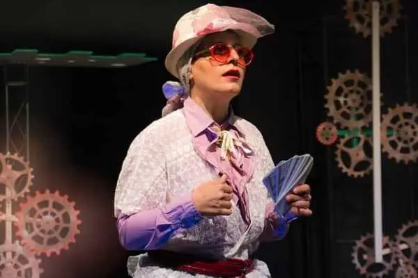 حضور آناهیتا همتی و جمعی از بازیگران در تئاتر سوسن پرور، سحر ولدبیگی و فلورا سام