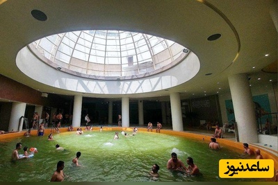 غافلگیریِ مردم در استخر سرعین؛ حضور 2 رئیس‌جمهور سابق در آبگرم سرعین و خوش و بش با مردم داخل استخر+ویدیو