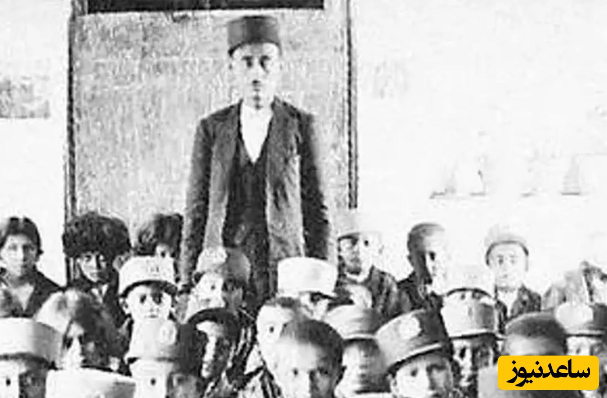 سفر به ایران قدیم؛ دانش‌آموزان ابتدایی و معلمشان در کلاس؛ 100 سال قبل
