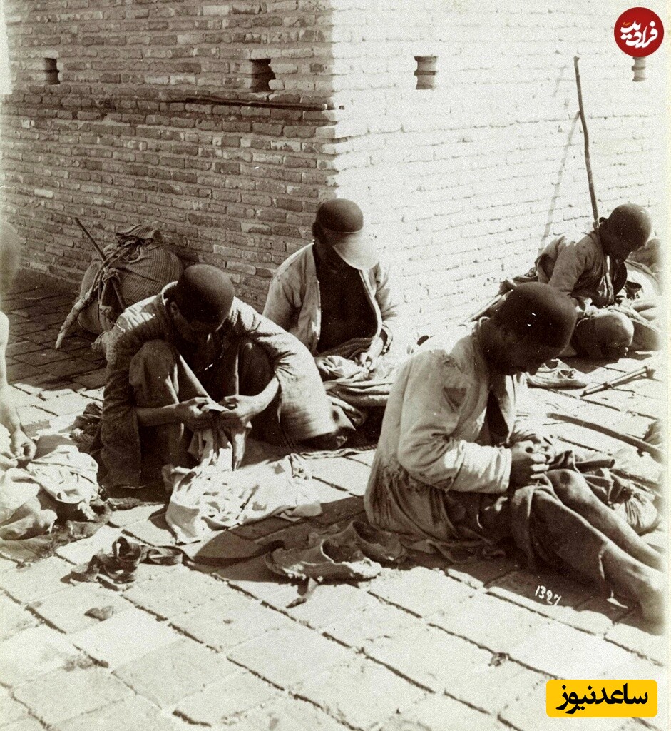 مردانی که در حال گرفتن شپش از لباس‌هایشان هستند