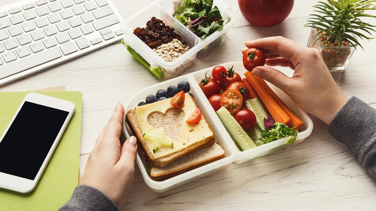 چگونه سرکار هم برنامه غذایی خود را به صورت دقیق حفظ نماییم؟ + ورزش های مناسب در محل کار