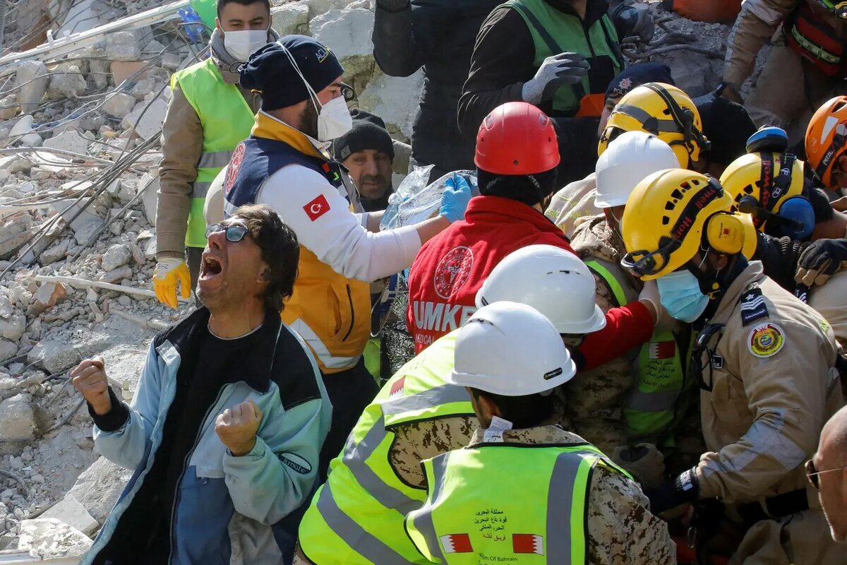 واکنش یک مرد زلزله زده در شهر هاتای ترکیه پس از دیدن مادرش