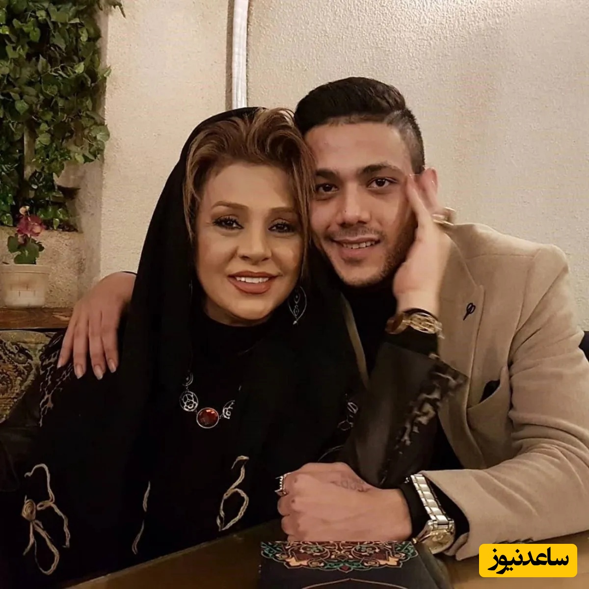 نگاهی به دیزاین شیک و باوقار میز یادبود پسر جوان نسرین مقانلو؛ قاب تلخی که با عشق چیده شد+عکس