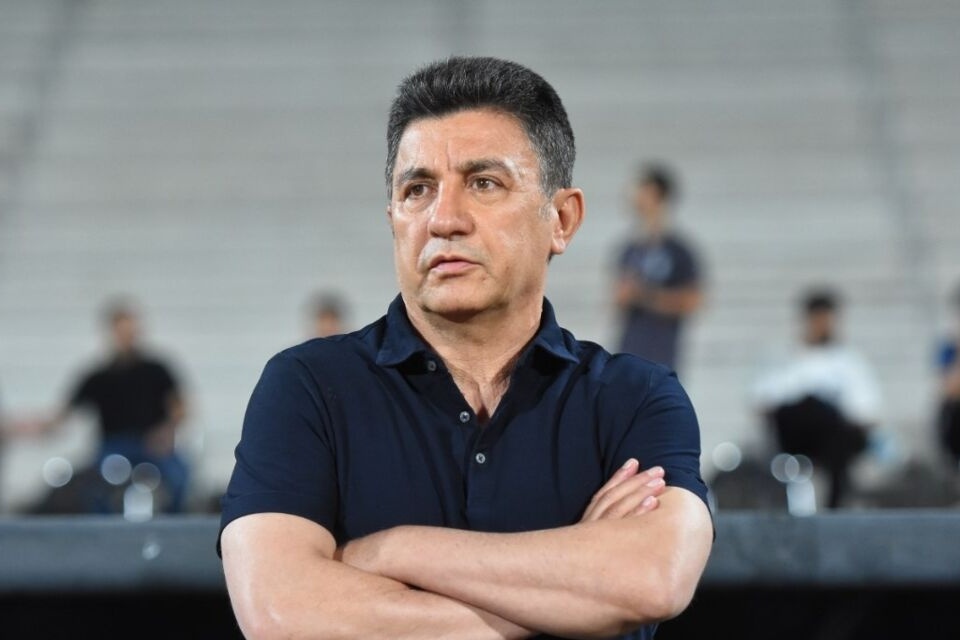 مثل بچه‌های خوب چمدانم را جمع می‌کنم و از استقلال می‌روم/ از من انتقاد می‌کنند چون چشمانم آبی نیست!