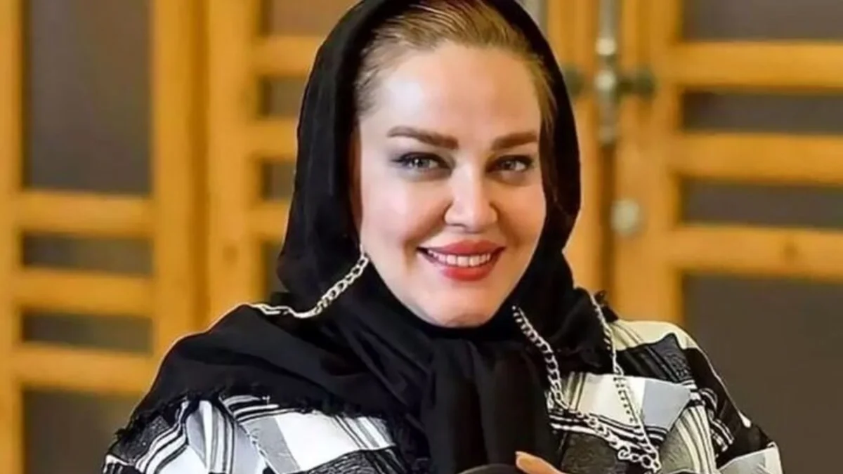 استایل متفاوت و ساده دهه شصتی بهاره رهنما در کن/ مانتوی مشکی بلند و سربند توری+عکس