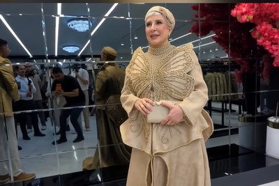 از کلاچ و کلاه تا دامن دنباله‌دار با جواهردوزی اعیانی؛ تحلیل کامل استایل باورنکردنی مرجانه گلچین با گونیِ متری 90 تومنی!