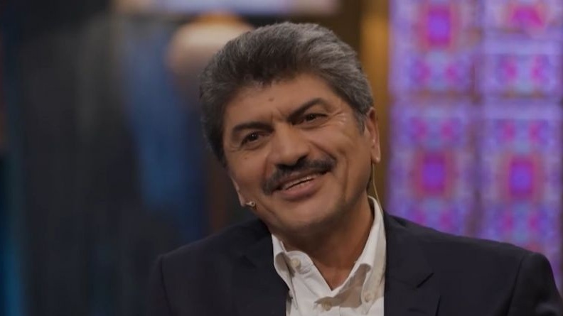 علیرضا دهقان، مجری ورزشی معروف دهه شصت: من خبر رو همیشه با لبخند شروع می‌کردم و می‌گفتم ما با مردم دعوا نداریم که اما ایراد میگرفتن و...+فیلم