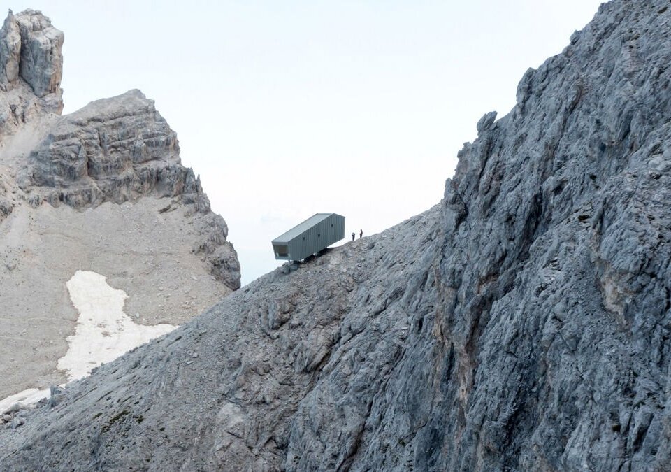 عکس دلهره‌آورترین کلبۀ کوهستانی جهان در ایتالیا