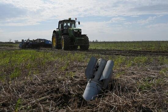 یک گلوله خمپاره روسی در مزرعه ای در منطقه زاپروژیا اوکراین/ رویترز