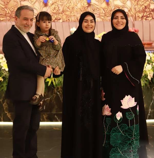 عراقچی و همسر جوانش برای دومین بار دختردار شدند؛ اسم خواهر سوگل، ایران هست؟/ آقای وزیر در تلویزیون جواب می‌دهد+ویدیو