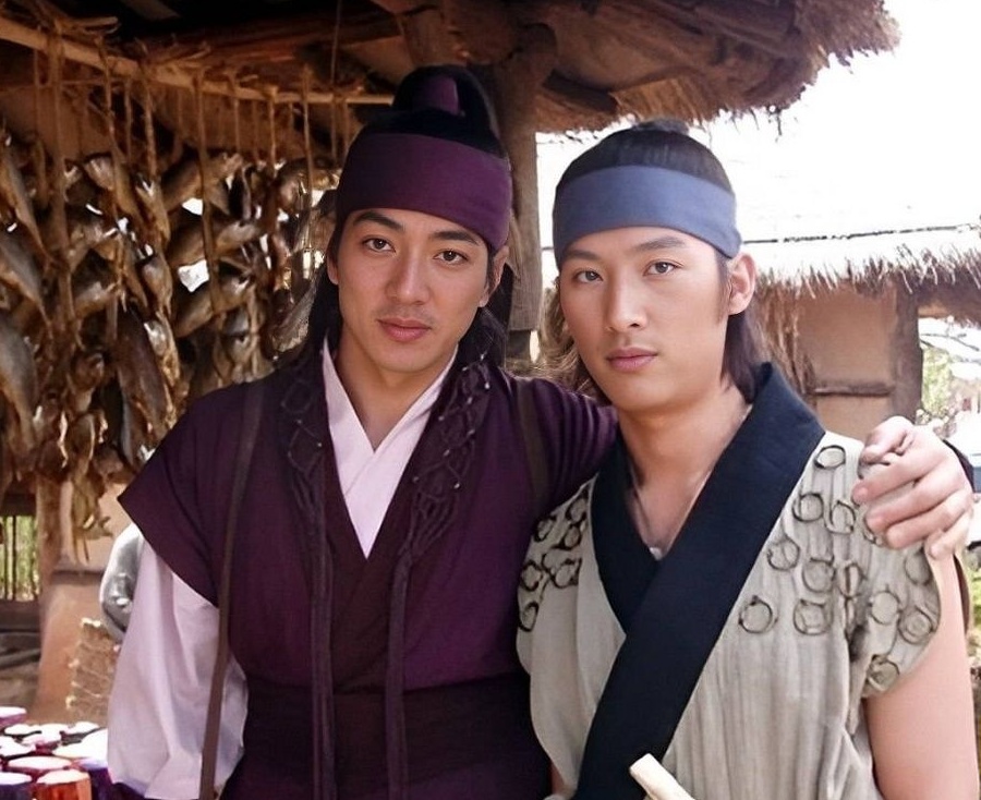 ژست صمیمی «بانو سویا و اویی» در پشت صحنه سریال جومونگ