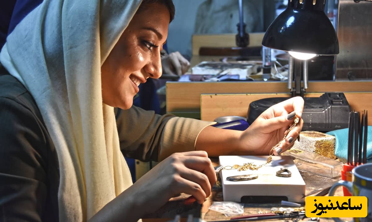 خلاقیت منحصربفرد طلاساز ایرانی در طراحی گردنبند و دستبند طلای کم وزن برای "مو فرفری‌ها"+عکس/ ایده‌هایی که مو فرفری‌ها عاشقش میشن😍