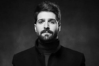 یادی کنیم از خواننده‌ای که در میان اخبار جنگ پرکشید؛ لحظه تلخی که حمید هیراد با چشم بارانی و در حضور رامبد جوان ابتلایش به سرطان را تایید کرد!/ روحش شاد