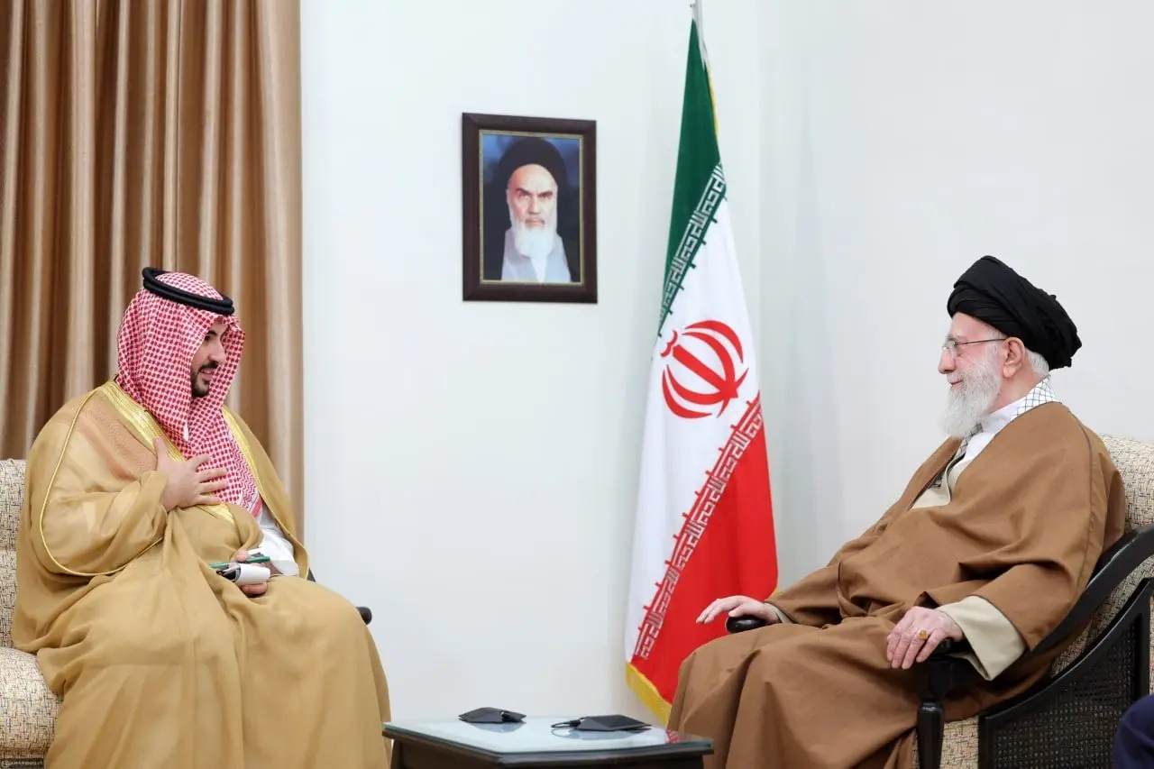 افشای جزئیات جالبی از دیدار رهبر انقلاب با شاهزاده سعودی؛ سالها پیش عمویتان همینجا نشسته بود...