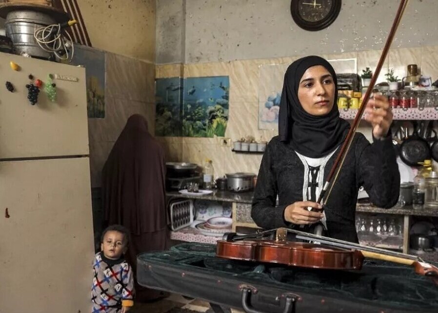 (ویدئو)  آواز خوانی محشر دختر فلسطینی برای غلبه بر ترس بمباران غزه