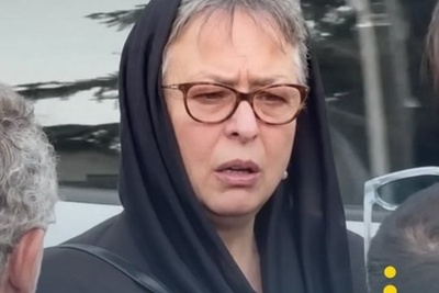 آزیتا حاجیان از کوره در رفت! مداخله دختر رضا نیکخواه برای مهار خشم بی‌سابقه آزیتا حاجیان در مجلس ترحیم اکبر عبدی!