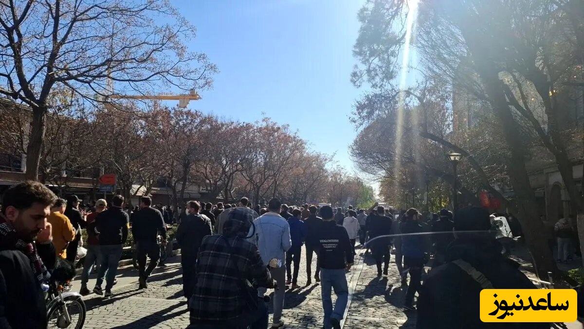 اعتراض بازاریان تهران در پی نوسانات بازار ارز امروز دوشنبه 8 دی + ویدیو