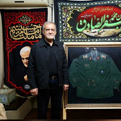 مروری بر حضور چهره‌های سیاسی در منزل سردار سلیمانی برای همدردی با خانواده حاج قاسم؛ از رهبر شهید انقلاب و حسن روحانی تا ظریف و... + عکس