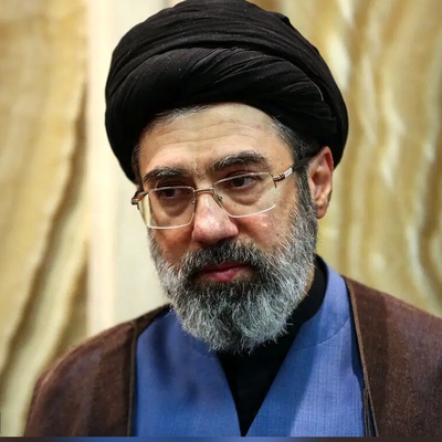 تصاویری کمتر دیده‌شده از حضور آیت‌الله سیدمجتبی خامنه‌ای در جبهه جنگ در حالیکه سن و سال زیادی نداشتند