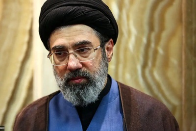 تصاویری کمتر دیده‌شده از حضور آیت‌الله سیدمجتبی خامنه‌ای در جبهه جنگ در حالیکه سن و سال زیادی نداشتند