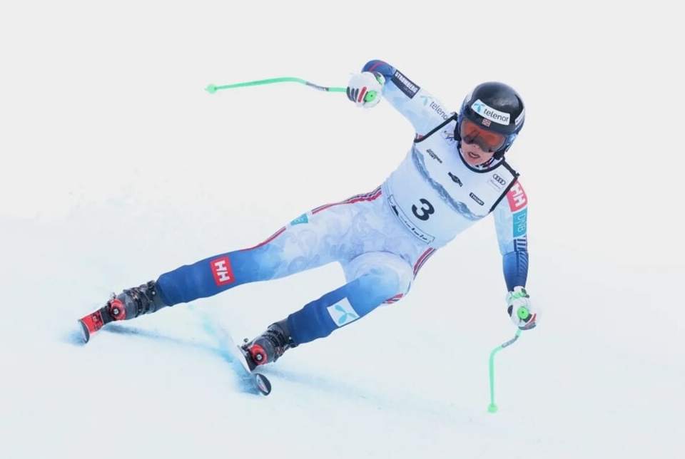 سقوط ترسناک اسکی‌باز زن در جام جهانی اسکی که مسابقه را لغو کرد