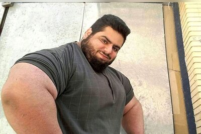 سجاد غریبی (هالک ایرانی)  با بولدزر از روی حمید فرخ نژاد رد شد +ویدئو/تا باشه از این غلطا نکنه دیگه...
