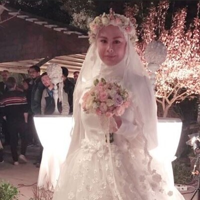 ژست امیریل ارجمند و همسرش یاسمینا باهر در روز عروسی شان برای عکاسی در باغ+عکس/ چه دسته گل خوشگلی نصیب عروس داریوش ارجمند شده😍