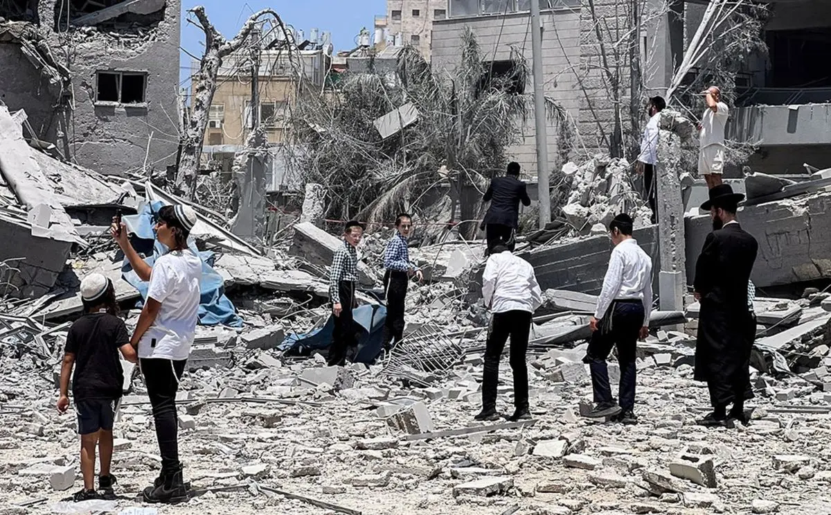 تل‌آویو در شوک مطلق؛ سردرگمی و نگاه‌های هراسان صهیونیست‌ها در میان یادگاری‌هایی که توسط موشکهای ایرانی به جا گذاشته شده!+فیلم