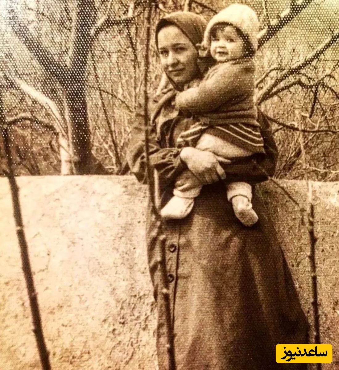 مهراوه شریفی نیا در آغوش مادرش آزیتا حاجیان