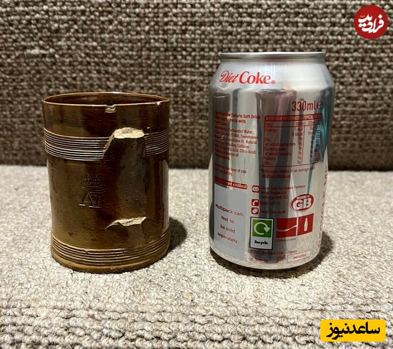 فنجان سفالی به اندازه یک قوطی نوشابه که سکه‌ها در آن دفن شده بودند 
