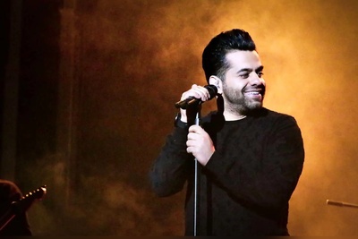 سوژه روز 8 اسفند؛ شوخی‌ خنده‌دار رضا بهرام با فیلمبردارِ خودجوش در تبریز؛ وقتی آقای خواننده وسط اجرا بیخیال آهنگ شد و به تجهیزات هوادارش گیر داد!+ فیلم