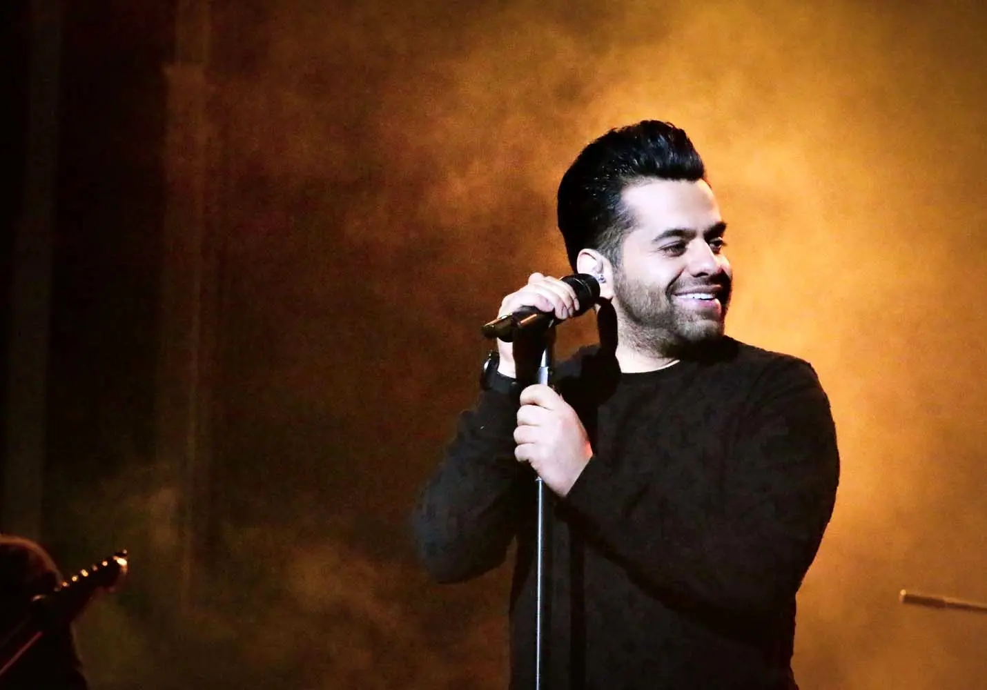 سوژه روز 8 اسفند؛ شوخی‌ خنده‌دار رضا بهرام با فیلمبردارِ خودجوش در تبریز؛ وقتی آقای خواننده وسط اجرا بیخیال آهنگ شد و به تجهیزات هوادارش گیر داد!+ فیلم