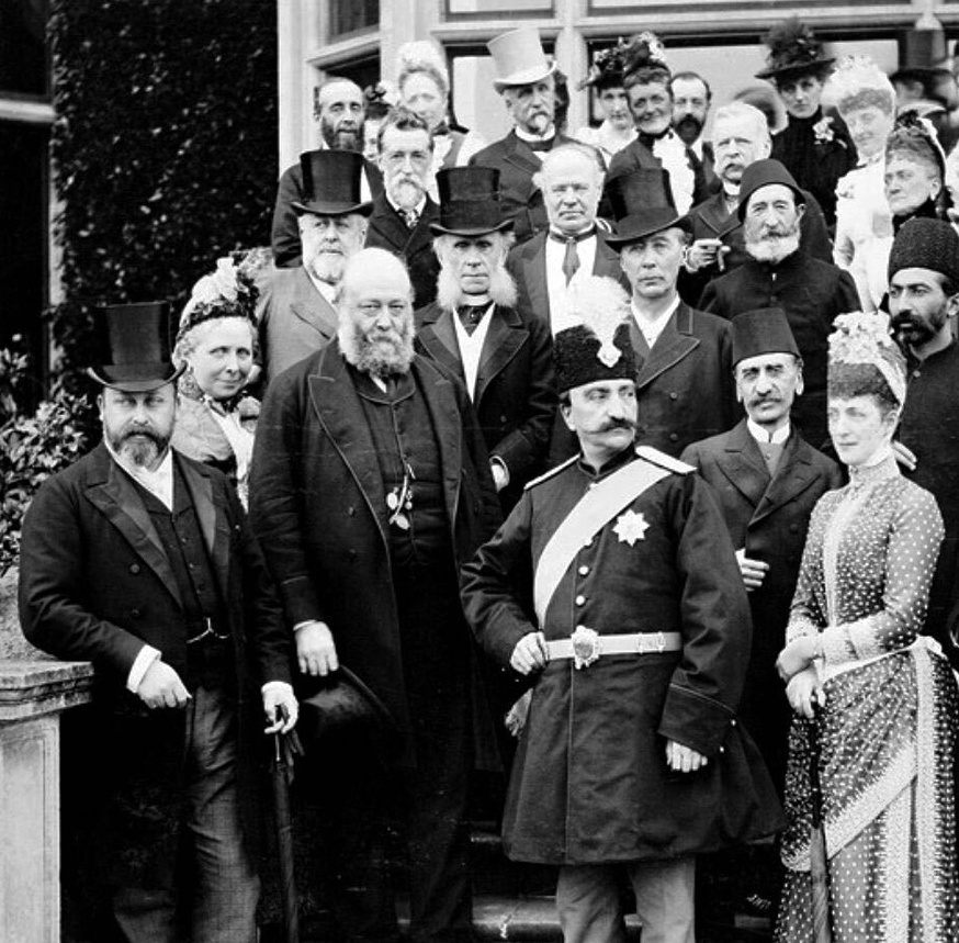 سفری با خاطرات ناصرالدین‌شاه: انگلیسی‌ها او را فردی «بی‌ادب» و «بدوی» وصف کردند که در هر فرصتی زانو زده و دستان ملکه را می‌بوسد و شیفته‌ی دامن نیمه برهنه‌ی اسکاتلندی پسران ملکه شده است!