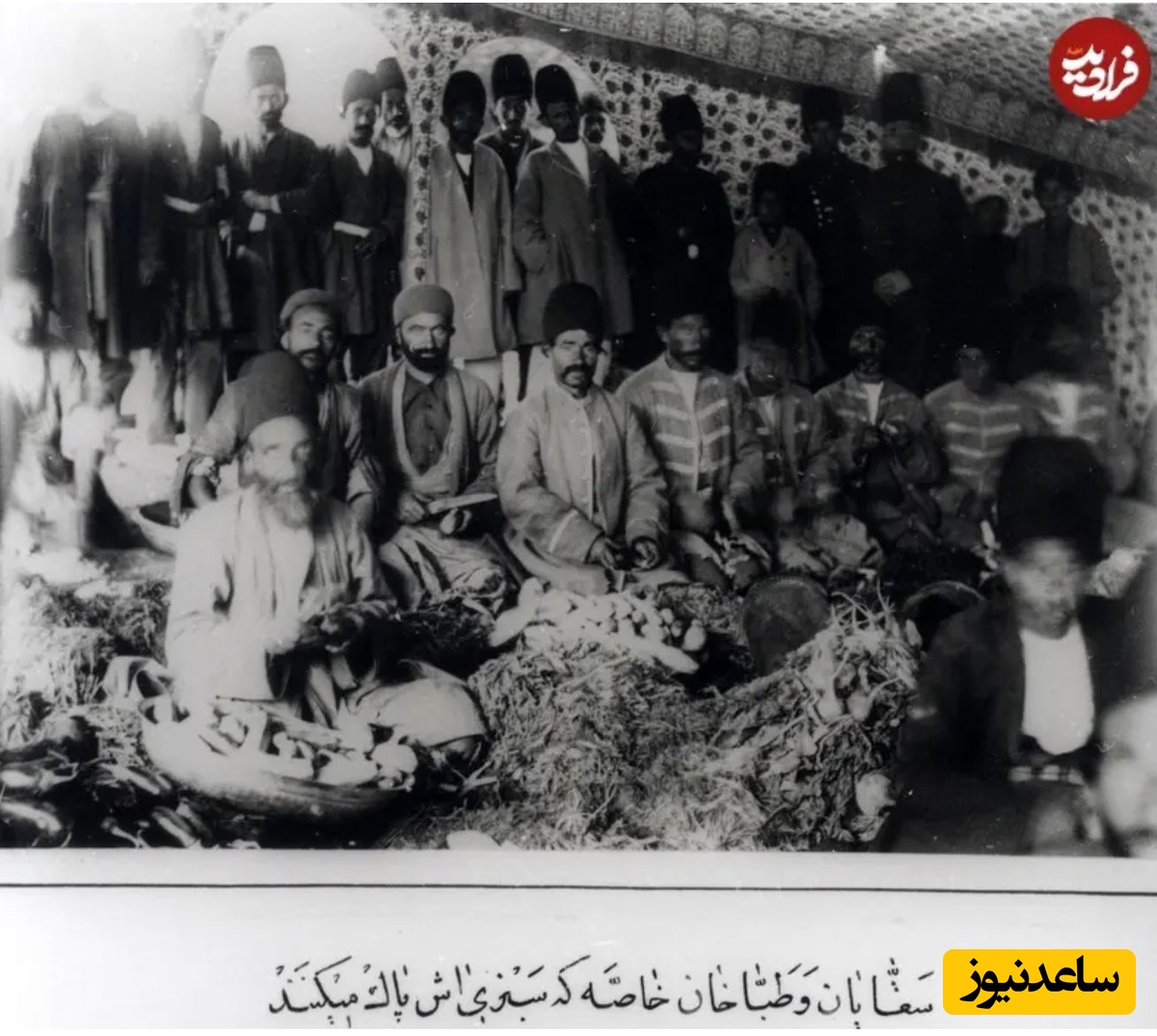سبزی‌پاک‌کن ها در حال پاک کردن سبزی آش در سرخه‌حصار