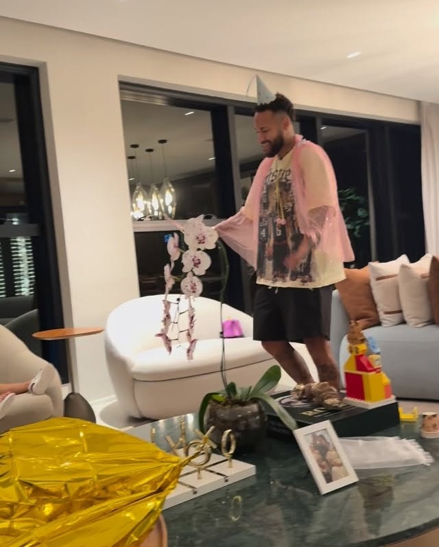 جنگولک بازی نیمار برای دختر 3 ساله اش بعد از شکستن دستش +فیلم / آقای بازیگر برای  خنداندان دخترش همه کار کرد