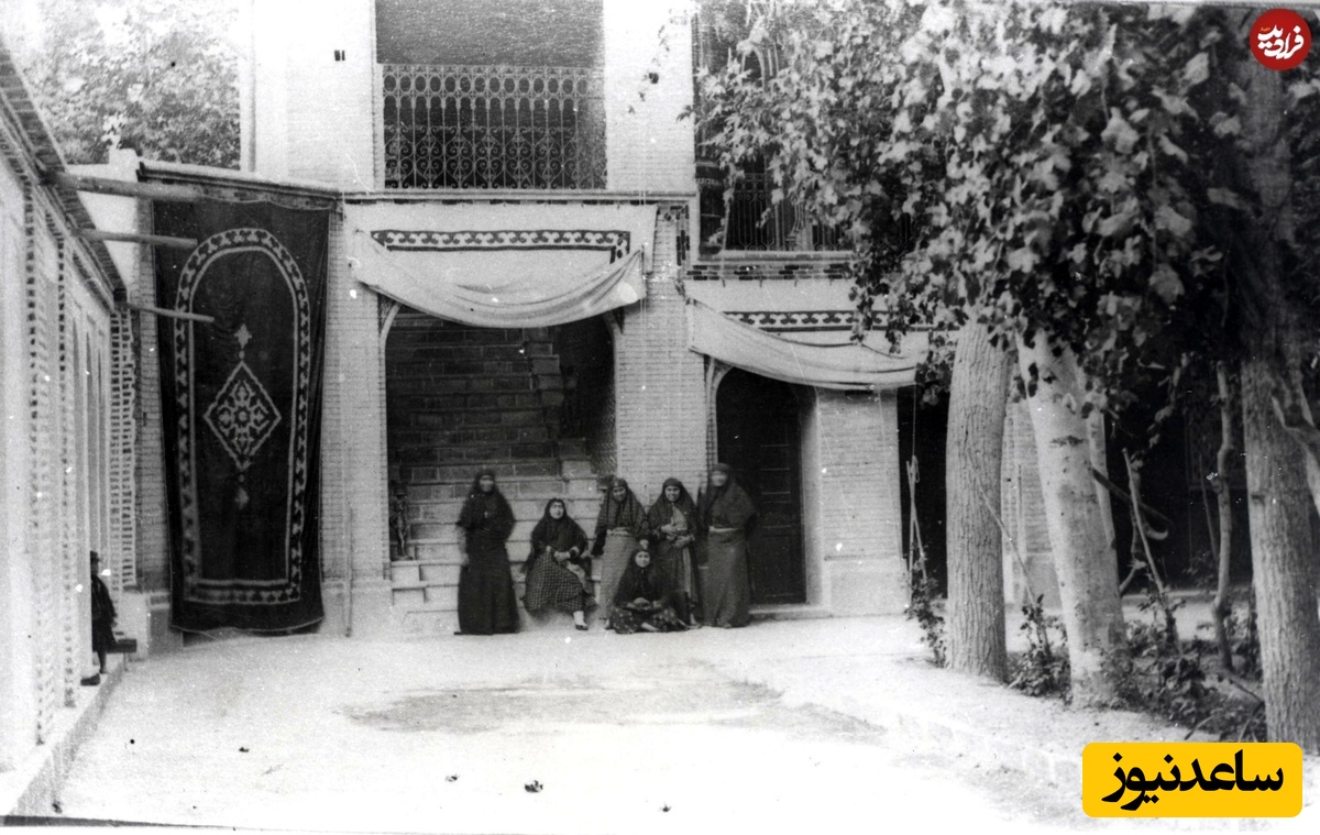 پله مرمر و گروهی از زن‌ها از نمای دورتر