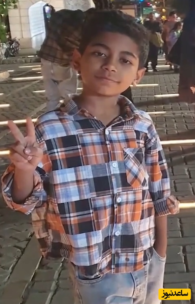 ببینید | عمو ترامپ سلطنت طلب‌ها حسرت پوشیدن لباس عید را بر دل این پسر مینابی گذاشت / واقعا شب‌ها راحت می‌خوابید؟