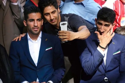 وحید امیری: ما برای عروسی 700 نفر دعوت کرده بودیم اما 5000 نفر از مردم لرستان اومدن و درآخر پدر خانومم به علی بیرانوند گفت برو بیرون تا...+فیلم