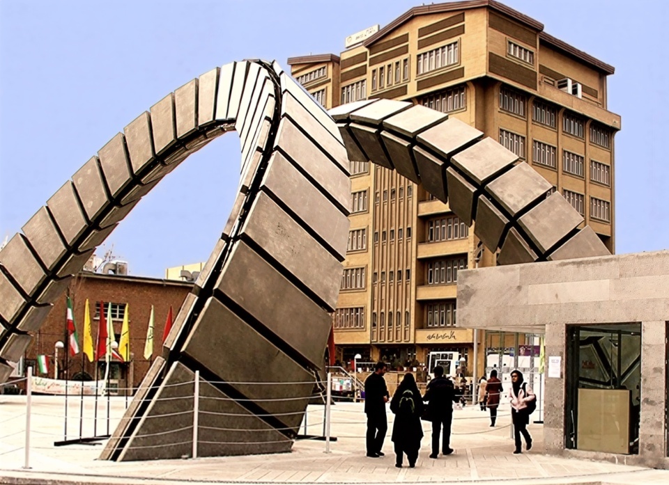 (ویدیو) امیرکبیر از زاویه‌ایمتفاوت/ از دانشکده ها تا محوطه‌ی پرجنب‌وجوش/ اینجا شوق یادگیری با انرژی و هیجان در جریانه🤩