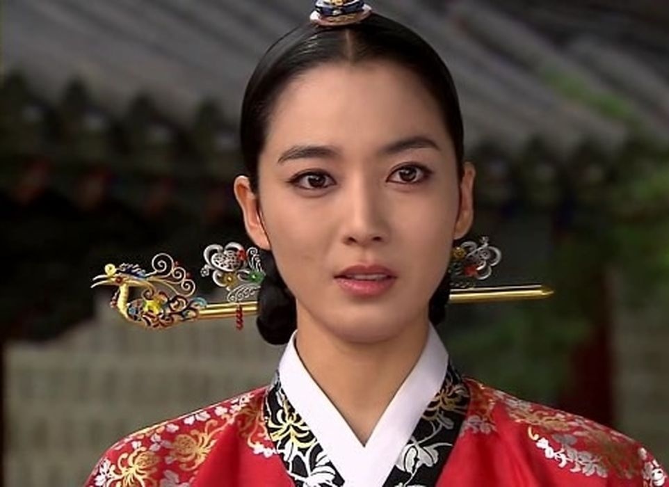 تیپ و چهرۀ «بانو جانگ» (سریال دونگ‌یی) در 43 سالگی