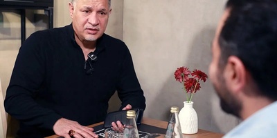 نصب عکس دانش‌آموزان شهید میناب، مغازه علی دایی میدان منیریه