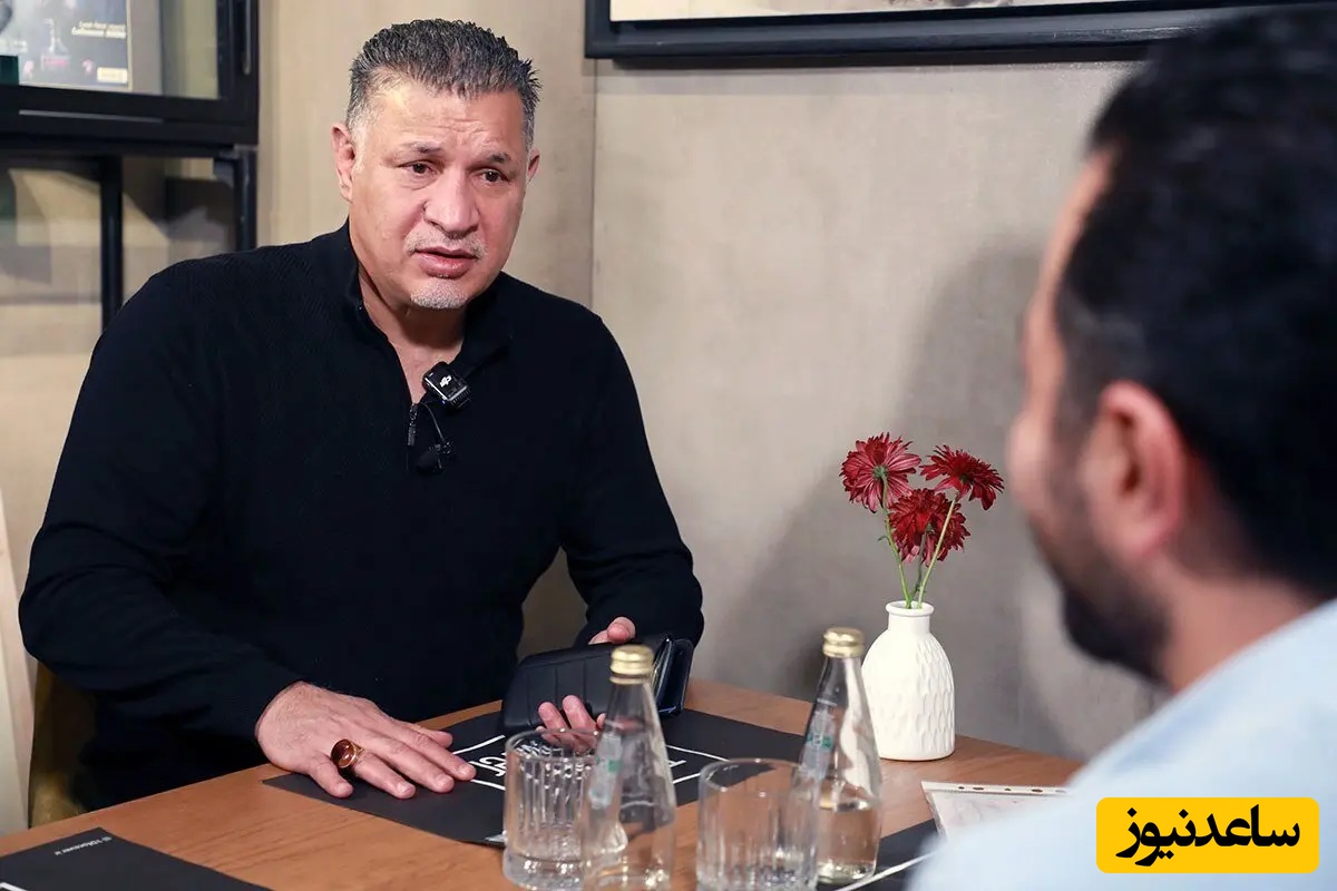 نصب عکس دانش‌آموزان شهید میناب، مغازه علی دایی میدان منیریه