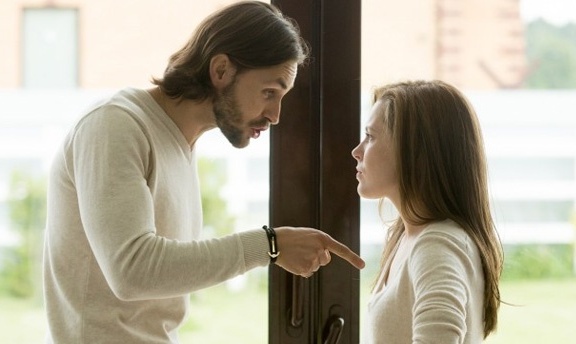 با حرفهای آزاردهنده شوهر؛ چگونه هوشمندانه و موثر برخورد کنیم؟