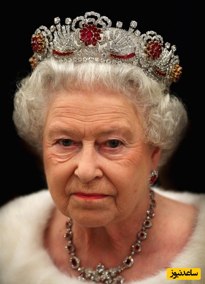 تاج گل استرامروسکی بر سر ملکه انگلیس