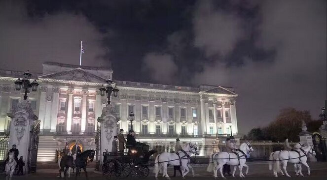 اجرای نخستین تمرین برای مراسم تاجگذاری چارلز پادشاه جدید انگلیس در کاخ باکینگهام در لندن/ PA