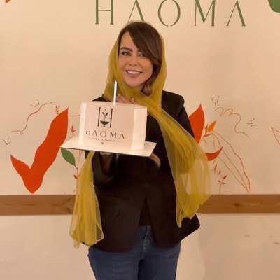 جشن افتتاحیه کافه Haoma بهشت پاییزی الهام اخوان؛ مژده لواسانی هم مهمان ویژه این دورهمی جذاب شد! از بادکنک‌های نارنجی تا کیک سفارشی+فیلم