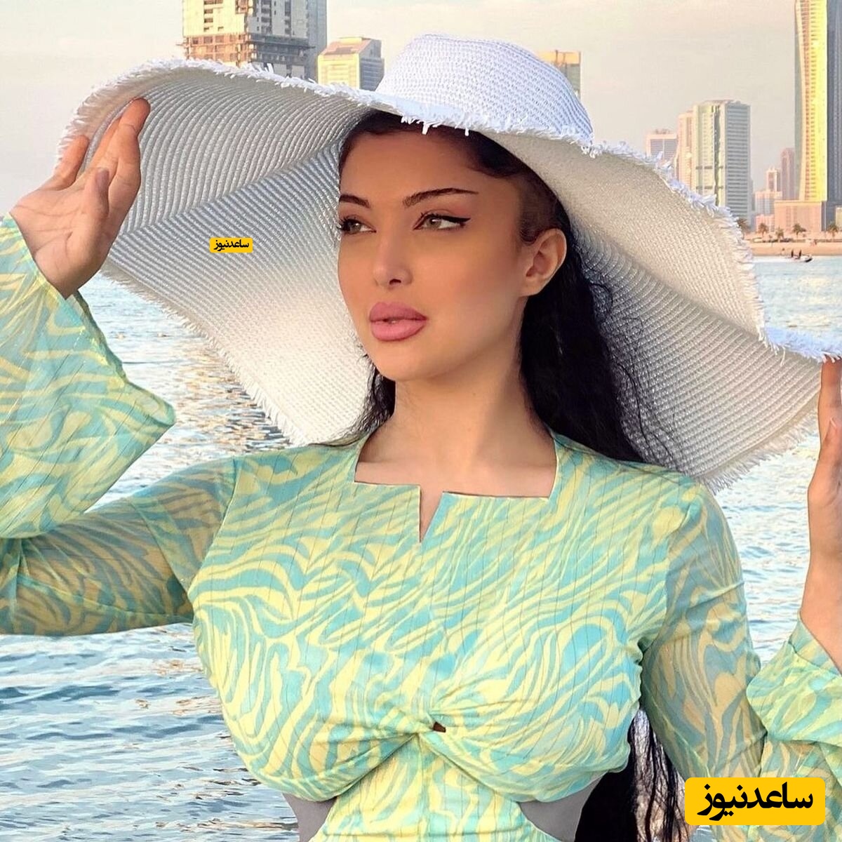 استایل لاکچری و مد روز آرام جوینده با شومیز خیلی کوتاه