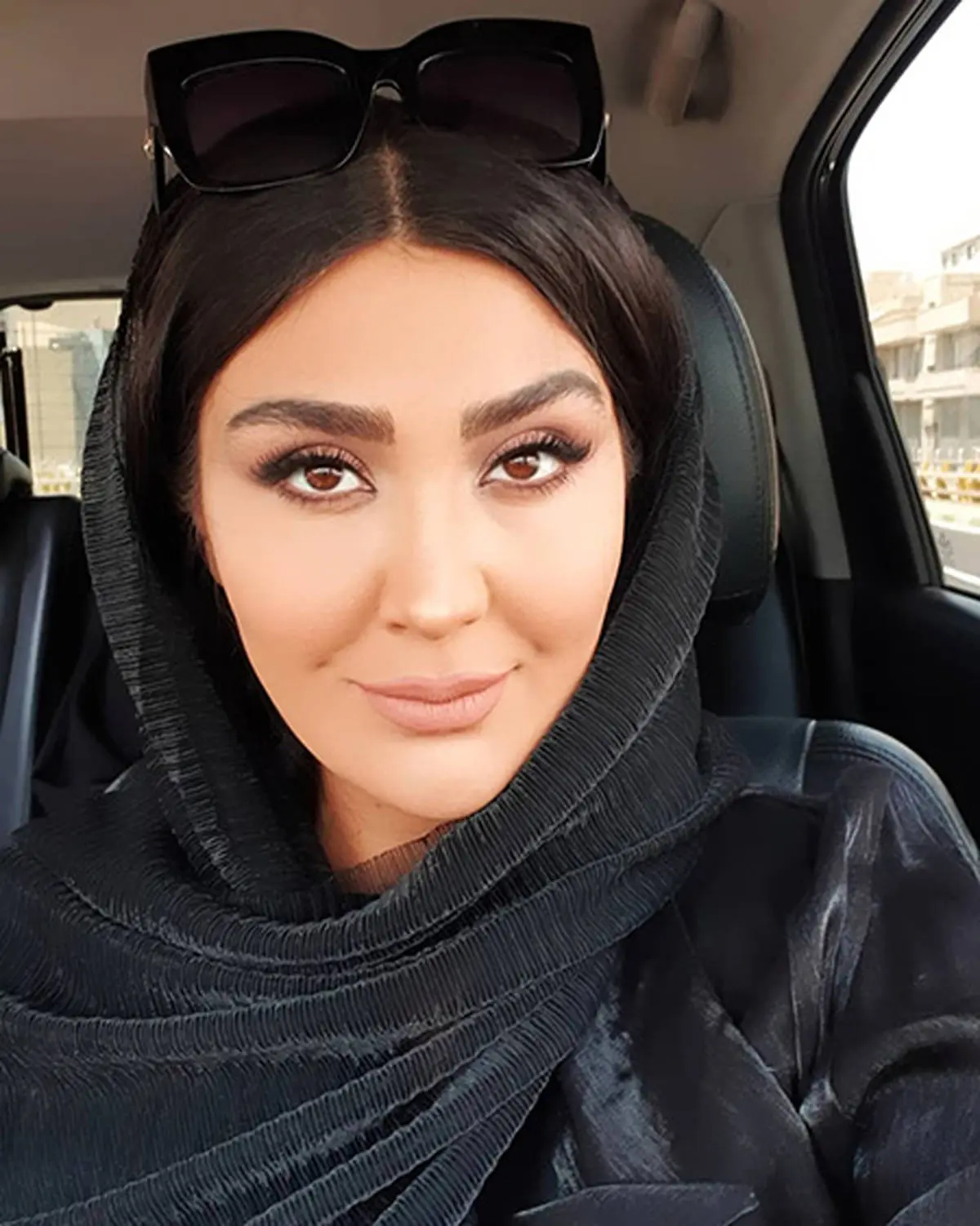 پرنده‌بازی مریم معصومی در کوچه‌های استانبول / پرنده بیچاره بیشتر ترسید