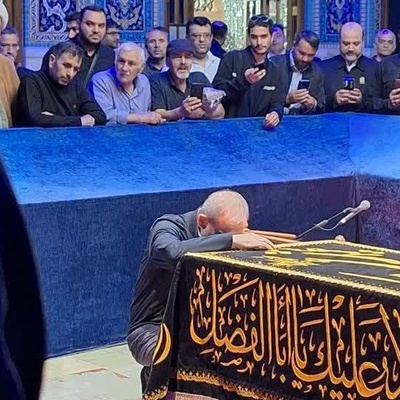 روایت تصویریِ یک دل‌تنگی؛ لحظاتی از حضور پزشکیان در کنار مزار رهبر شهید انقلاب و سر گذاشتن روی مرقد مطهر آقای شهید کشور+ویدیو